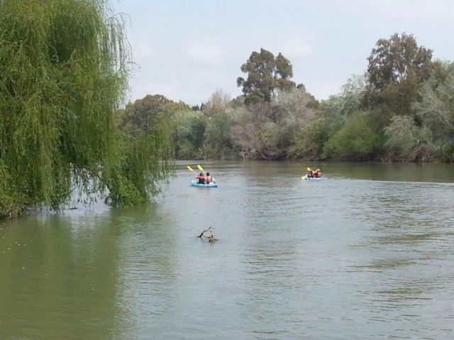 Remando hacia el interior del rio